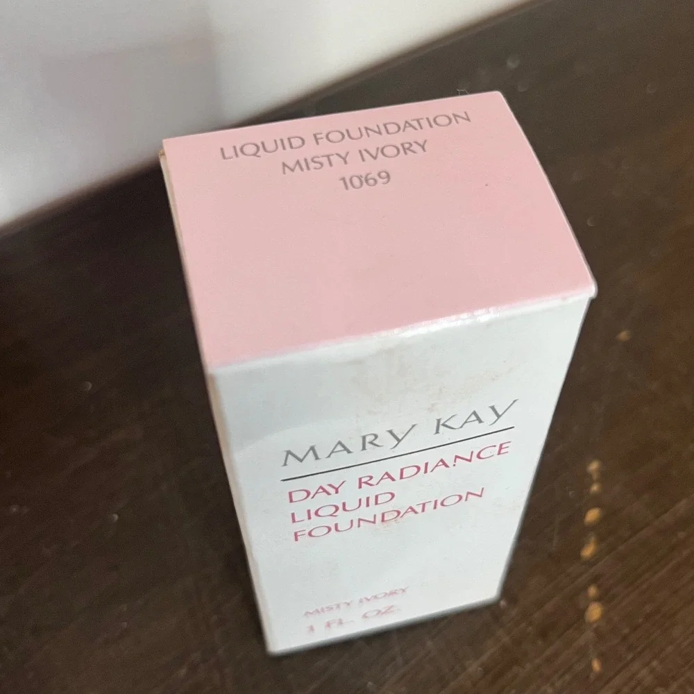 Mary Kay Day Radiance Liquid Foundation Misty Ivory 1 Fl Oz New‎ Boxed